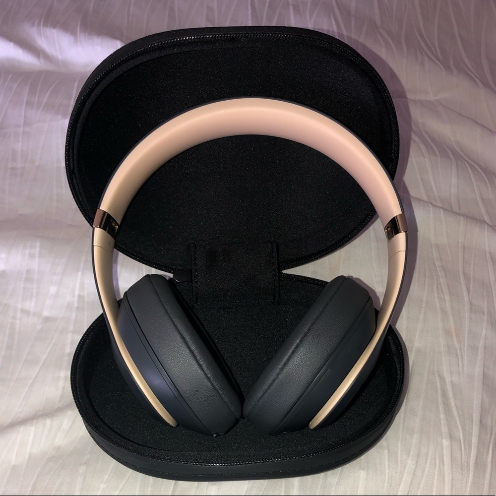 Beats Studio3 Wireless over ear Headphones